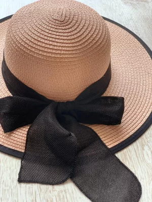 כובע קש רחב שוליים ורוד פס ופפיון שחור